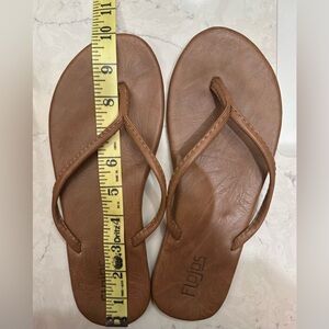 Brown Leatherlike Flojos Flip Flops Size 7 (?)